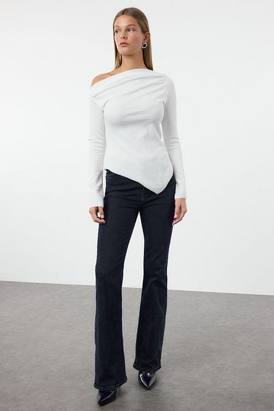 Trendyol Collection Εκρού ντραπέ λαιμόκοψη ασύμμετρη ελαστική μακρυμάνικη πλεκτή μπλούζα TWOAW24BZ00393