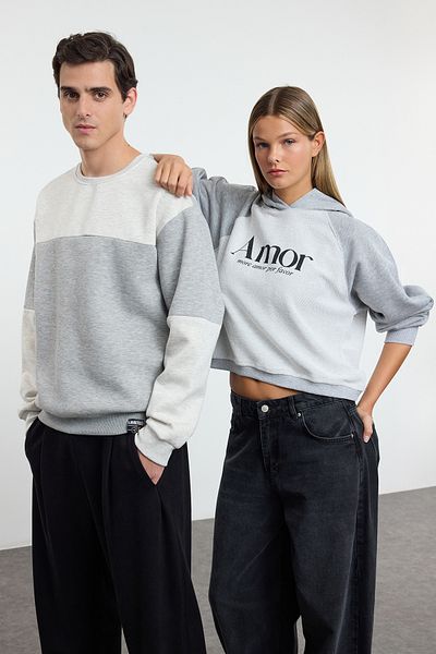 Trendyol Collection Grau meliertes, übergroßes/breit geschnittenes, farbblockiertes Basic-Sweatshirt mit Fleece-Innenseite TMNAW25SW00013