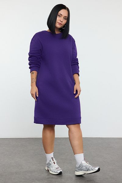 Trendyol Curve Dunkellila 2-fädiges, rasterfreies Strick-Sweatshirt-Kleid mit Rundhalsausschnitt in Übergröße TBBAW25AH00101