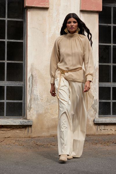 Trendyol Modest Beigefarbene, asymmetrische Chiffon-Tunika mit Blumendruck – Knopfdetail, TCTAW25UK00011