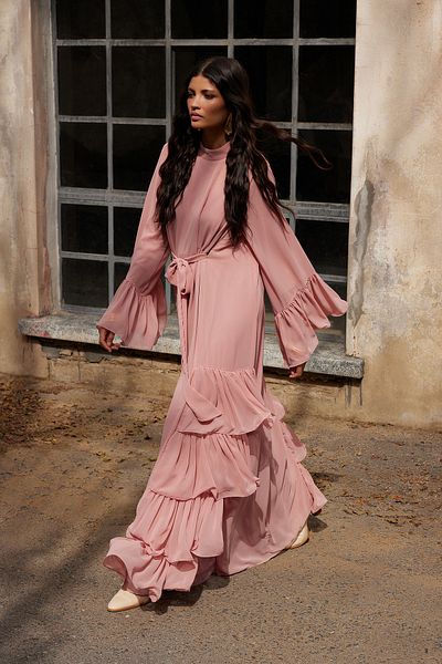 Trendyol Modest X AI Rosa Abendkleid mit Rüschen und Schärpe TCTAW25DB00021