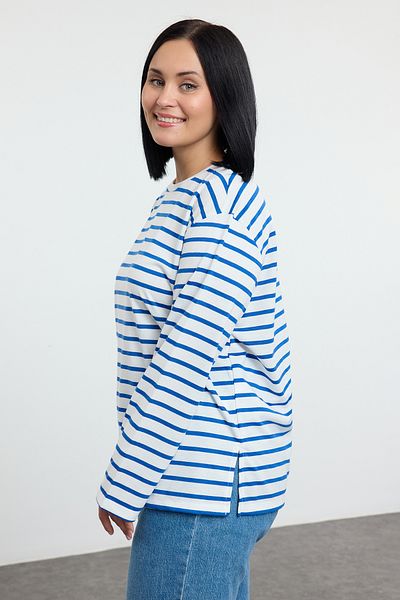 Trendyol Curve Bluza w paski w kolorze ecru w dużym rozmiarze - okrągły dekolt Tbbaw25Ao00041