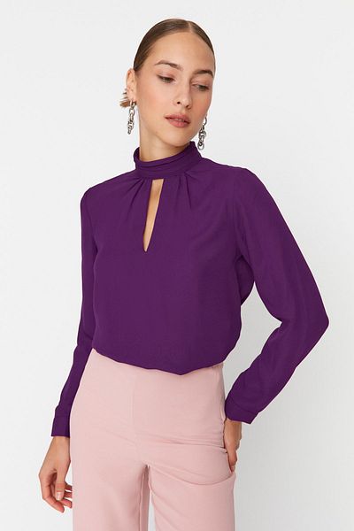 Trendyol Collection Pflaumefarbene Webbluse mit hohem Kragen TWOAW20BZ0462