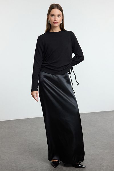 Trendyol Modest Černý saténový 2dílný set - Tričko s dlouhým rukávem a šaty s provazovým popruhem Tctaw25Eb00100