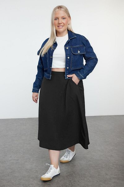 Trendyol Curve تنورة سوداء كبيرة الحجم منسوجة بسحاب وظهر مطاطي TBBAW25AZ00009