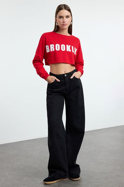 Trendyol Collection Red Applique Embroidered Relaxed Super Crop Thick Knitted Sweatshirt Twoaw25Sw00279