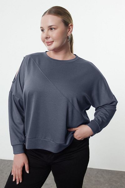 Trendyol Curve Sivý výstrih a detail prešívania Regular Fit Tenká mäkká mikina s extra veľkosťou Tbbaw25Ao00003