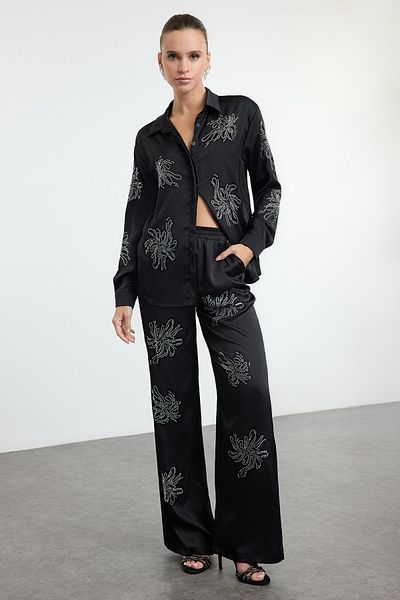 Trendyol Collection Cămașă neagră din țesătură din satin cu imprimeu cu pietre strălucitoare TPRAW25GO00002