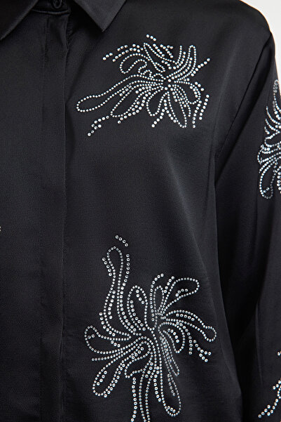 Trendyol Collection Saténová tkaná košile s černým lesklým kamenem Tpraw25Go00002