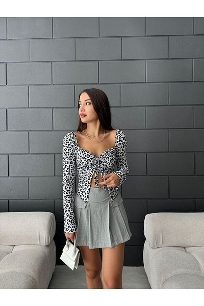 Fav Style Λευκή μακρυμάνικη μπλούζα - γιακάς καρδιάς, λεοπάρ στάμπα και μπροστινό κορδόνι