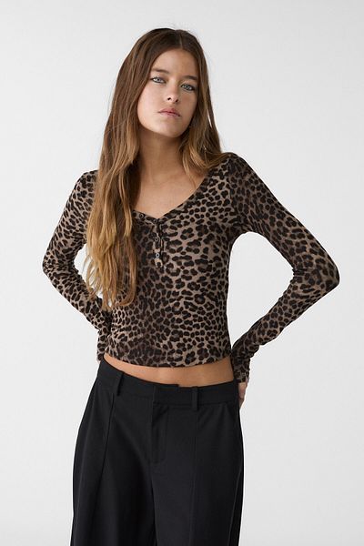 Stradivarius Leopard print V-neck T-shirt with buttons
