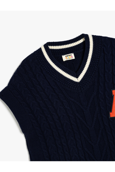 Koton Gerippter Strickpullover mit V-Ausschnitt – Applikationsdetail