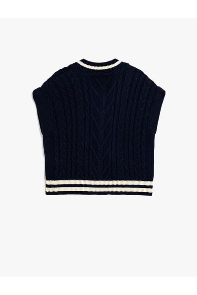 Koton Gerippter Strickpullover mit V-Ausschnitt – Applikationsdetail