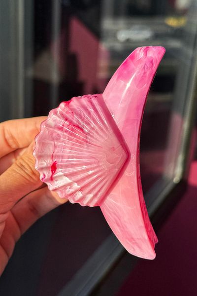 TAKIŞTIR مشبك مزلاج على شكل صدفة البحر باللون الوردي