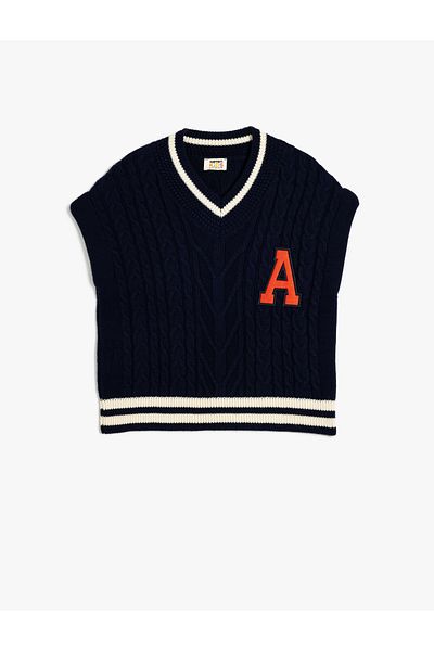 Koton Gerippter Strickpullover mit V-Ausschnitt – Applikationsdetail