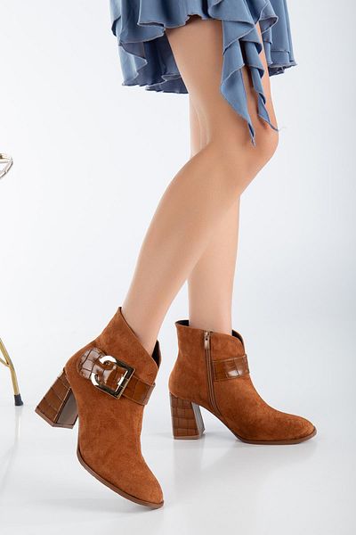 Dilimler Ayakkabı Γυναικείες μπότες με τακούνι Suede Metal Belted Tan