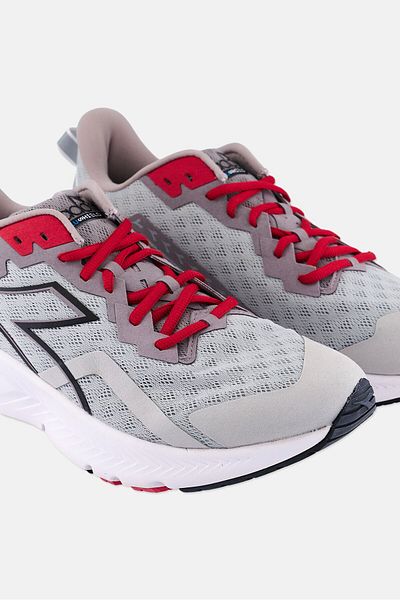 Diadora حذاء تدريب Mythos Blushield Volo 3 برباط للرجال، لون رمادي