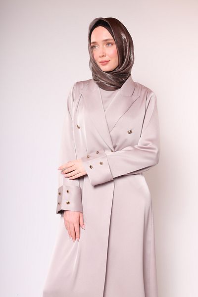 HARİKA WEAR عباية باللون البيج مع تفاصيل أزرار