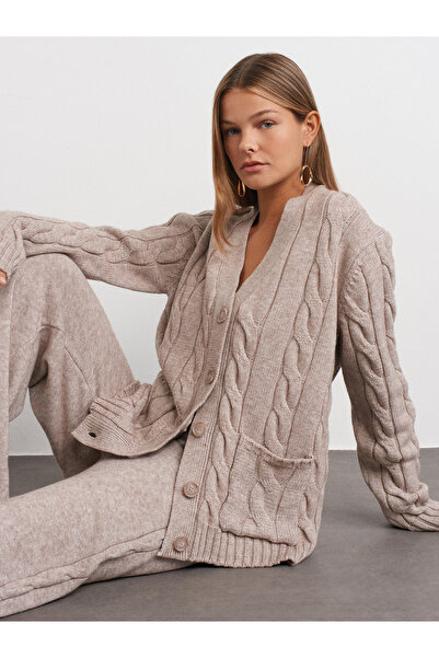 Dilvin 60266 Μοντέλο πλεκτή ζακέτα με λαιμόκοψη V και λεπτομέρεια πλέξης μαλλιών - Mink M.