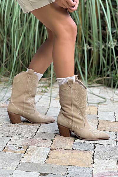 NİŞANTAŞI SHOES Merkur béžová pravá semišová kůže detail výšivky Dámské boty Dallas na silném podpatku