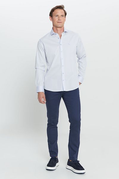 ALTINYILDIZ CLASSICS Hellblaues Herrenhemd mit normaler Passform, entspannter Passform, kleinem italienischem Revers und Dobby