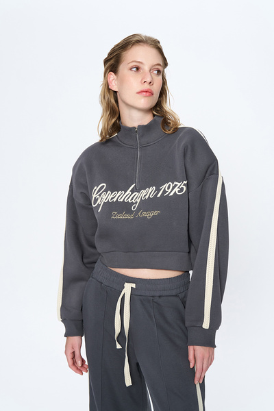 Quzu Hanorac crop cu fermoar antracit - cu detaliu dungi