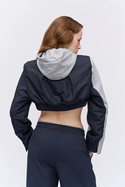 Quzu Match Λεπτομερές κοντό μπουφάν με κουκούλα ανοιχτό γκρι