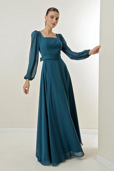 By Saygı Langes Abendkleid aus Chiffon mit quadratischem Ausschnitt, Gürtel und Taillenfutter