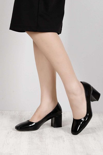 GÖNDERİ(R) Women's Black Wrinkled Patent Leather Blunt Toe Medium Thick Heeled Shoes