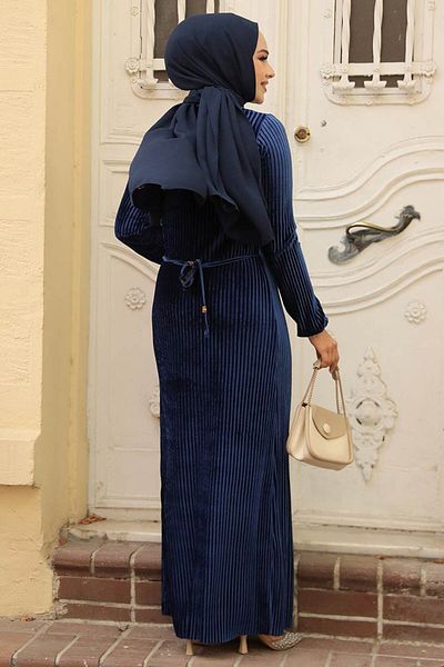 Neva Style فستان حجاب مخملي أزرق كحلي مطوي 22751L
