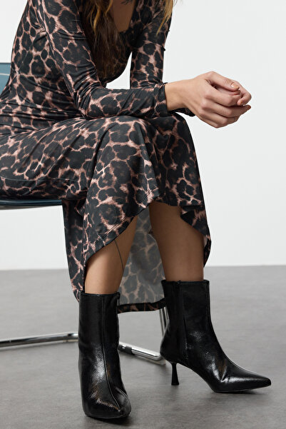 TRENDYOL SHOES Czarne damskie botki z ostrym noskiem i cienkim obcasem, z czarnym zamkiem błyskawicznym TAKAW25BO00005