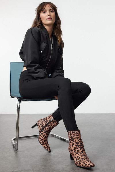TRENDYOL SHOES Braune Damenstiefel mit dünnem Absatz und Leopardenmuster TAKAW25BO00056
