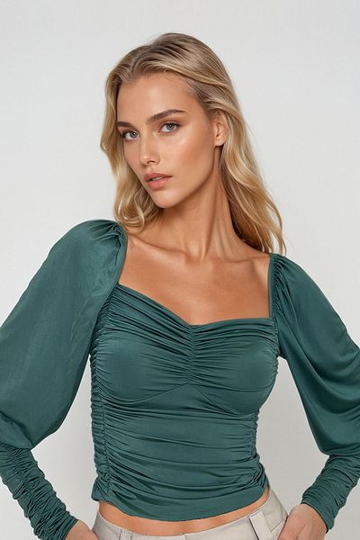 Trend Alaçatı Stili Smaragdgrüne Bluse mit drapiertem Kuss-Ausschnitt – Prinzessinnenärmel ALC-X12966