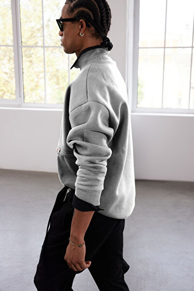 Trendyol Collection Ограничена серия сива суитшърт с етикет от полар с широка кройка TMNAW24SW00228