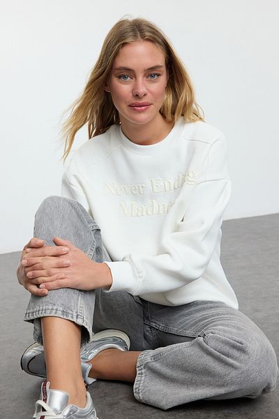 Trendyol Collection Суитшърт с бродиран полар с лозунг в цвят екрю - Twoaw25Sw00234