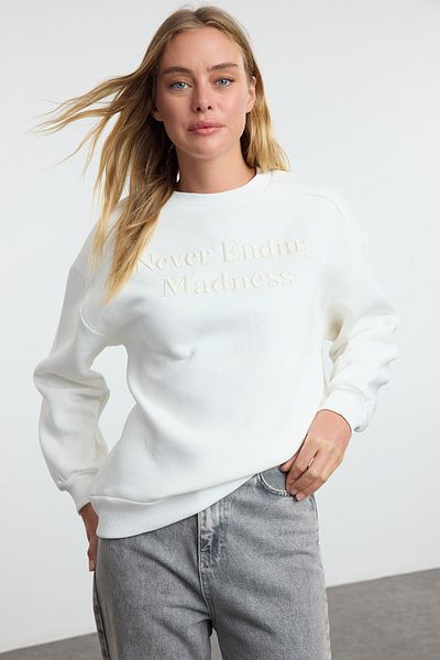Trendyol Collection Суитшърт с бродиран полар с лозунг в цвят екрю - Twoaw25Sw00234