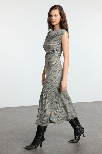 Trendyol Collection Grau kariert / kariert A-Linie Degaje Kragen Flanell Stoff Midi Winter gewebtes Kleid TWOAW25EL00250