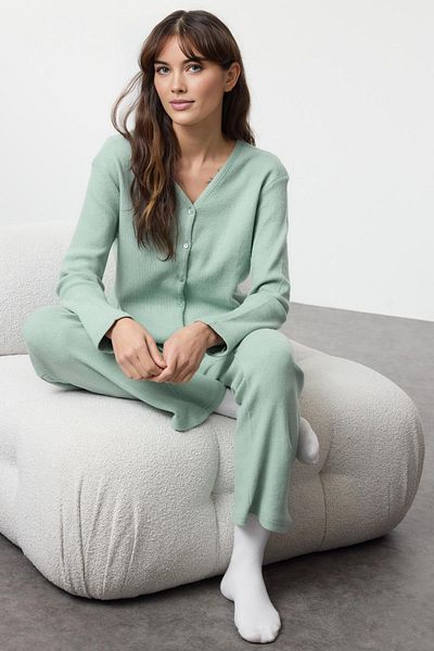 Trendyol Collection Jemná pletená pletená pyžama s mátovým kartáčovaným kardiganem Thmaw25Pt00074