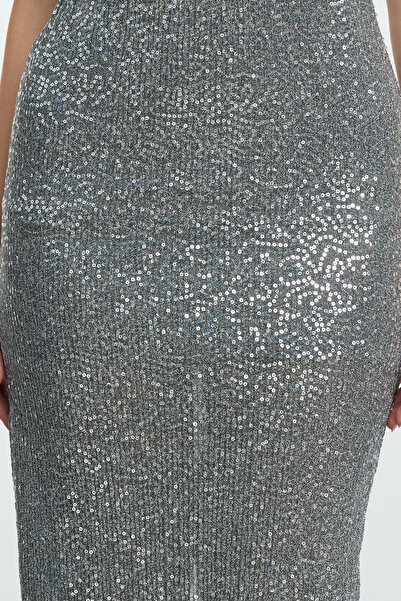 Trendyol Collection Κομψό μίντι πρωτοχρονιάτικο βραδινό φόρεμα TPRAW24EL00233 με ασημί εφαρμογή πλεκτή γραμμή γκλίτερ παγιέτα
