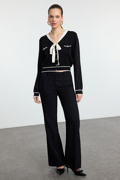 Trendyol Collection Czarny kardigan z dzianiny ze szczegółami w postaci wstążki Twoaw25Hi00246