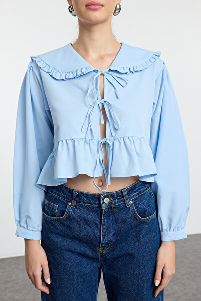 Trendyol Collection Cămașă țesătă obișnuită, albastru deschis, cu volane, guler pentru bebeluși, cu detaliu de cravată în față TWOAW25GO00045