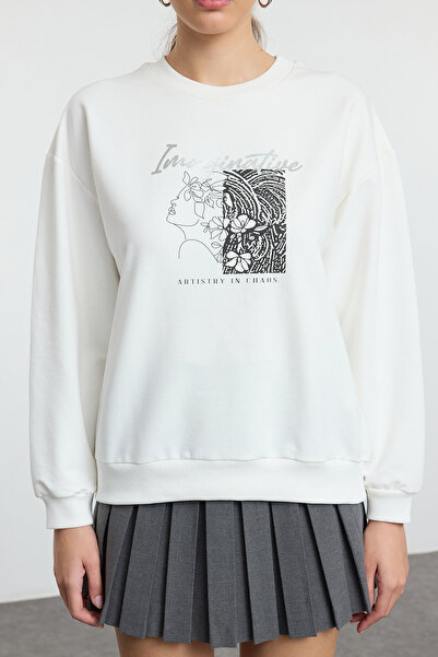 Kolekcia Trendyol Pletená mikina s fóliovou potlačou z hrubého flísu vo vnútri Ecru - Oversize Twoaw25Sw00278