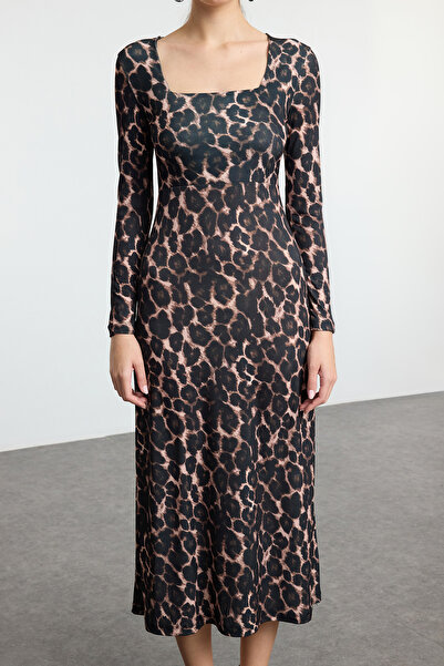 Trendyol Collection Flexibilní maxi šaty s leopardím potiskem – hnědé, potrhané, vypasované Twoaw24El00613