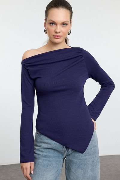 Trendyol Collection Asymmetrische, drapierte Strickbluse mit U-Boot-Ausschnitt – Marineblau TWOAW24BZ00393