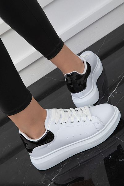 SOHO Weiß-Schwarzer Damen-Sneaker aus Lackleder 19845