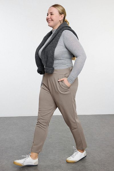 Trendyol Curve Πλεκτό παντελόνι μεγάλου μεγέθους Mink Carrot Fit TBBAW25AR00002