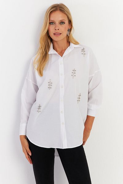 Cool & Modest Bílá dámská košile s cvočky - MASF1