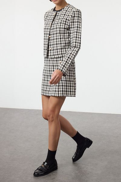 Edit by Trendyol Černá mini tkaná sukně s kostkovaným vzorem – detail s knoflíkem a rozparkem Tedaw25Et00021