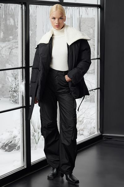 Trendyol Collection Black Oversize Wide Fit Belted Collar Detachable Plush Detailed Winter Inflatablemonttwoaw25Mo00134