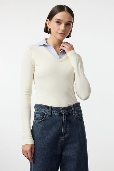 Trendyol Collection Ecrufarbene Strickbluse mit Hemdkragen – gewebte Details, reguläre Passform TWOAW25BZ00035